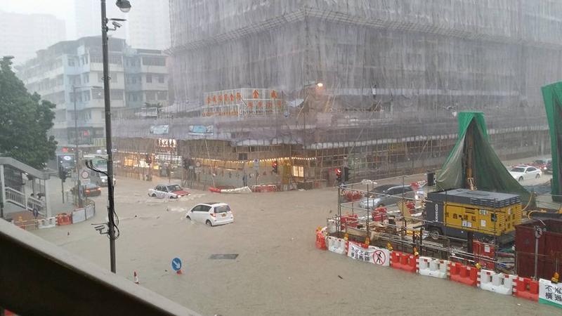 2015年9月26日，黃色暴雨警告下，新蒲崗彩虹道和大成街交界嚴重水浸。
